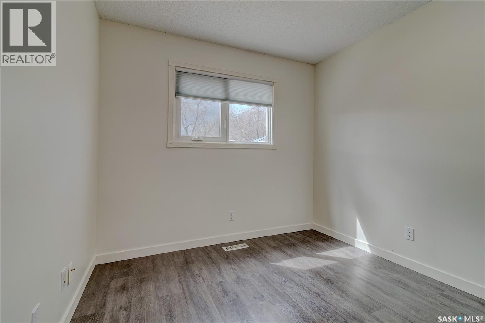 3 HUNT CRESCENT - 22