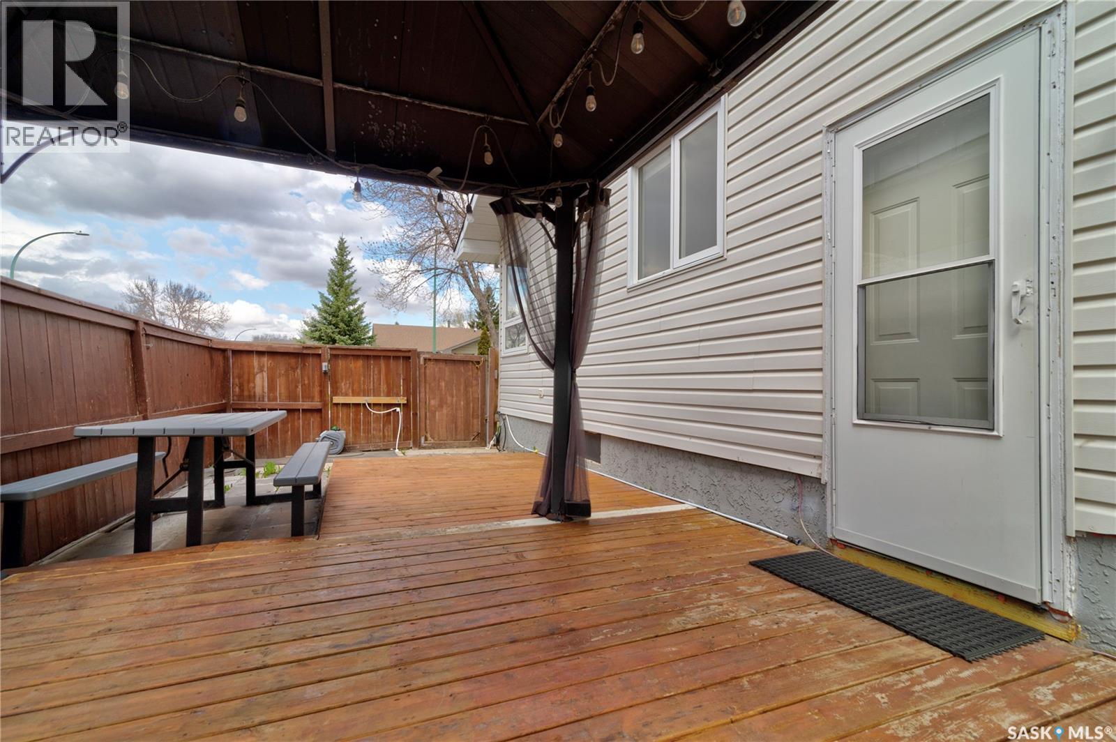 3 HUNT CRESCENT - 35