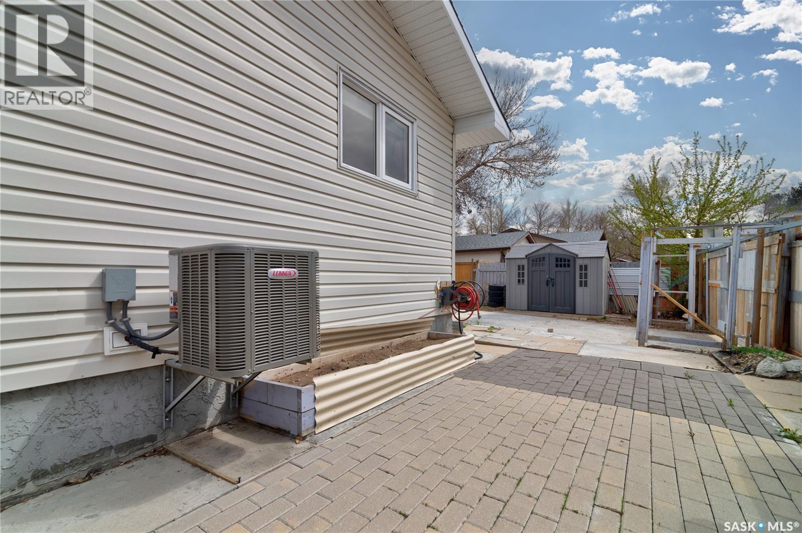 3 HUNT CRESCENT - 36