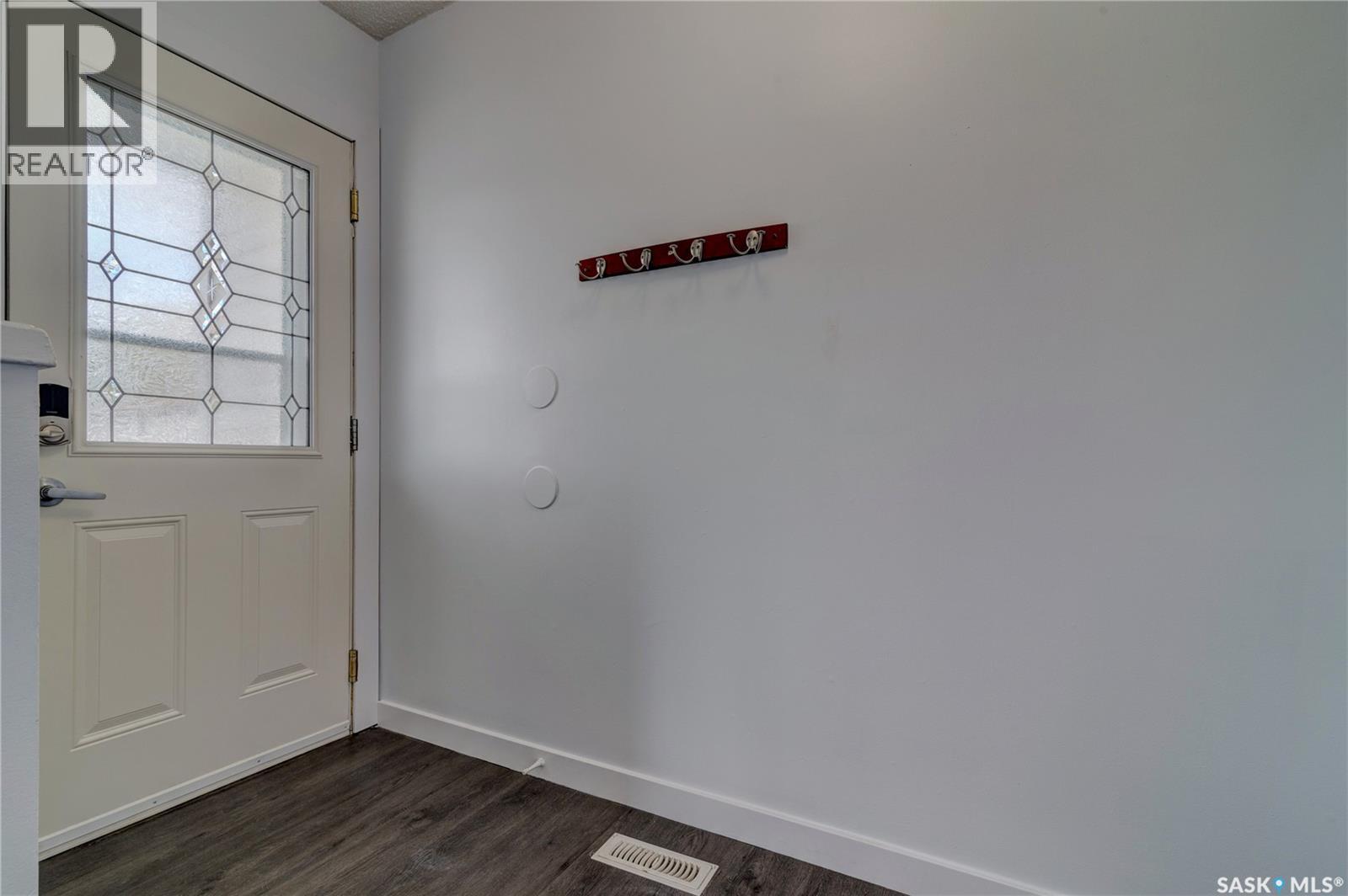 3 HUNT CRESCENT - 4
