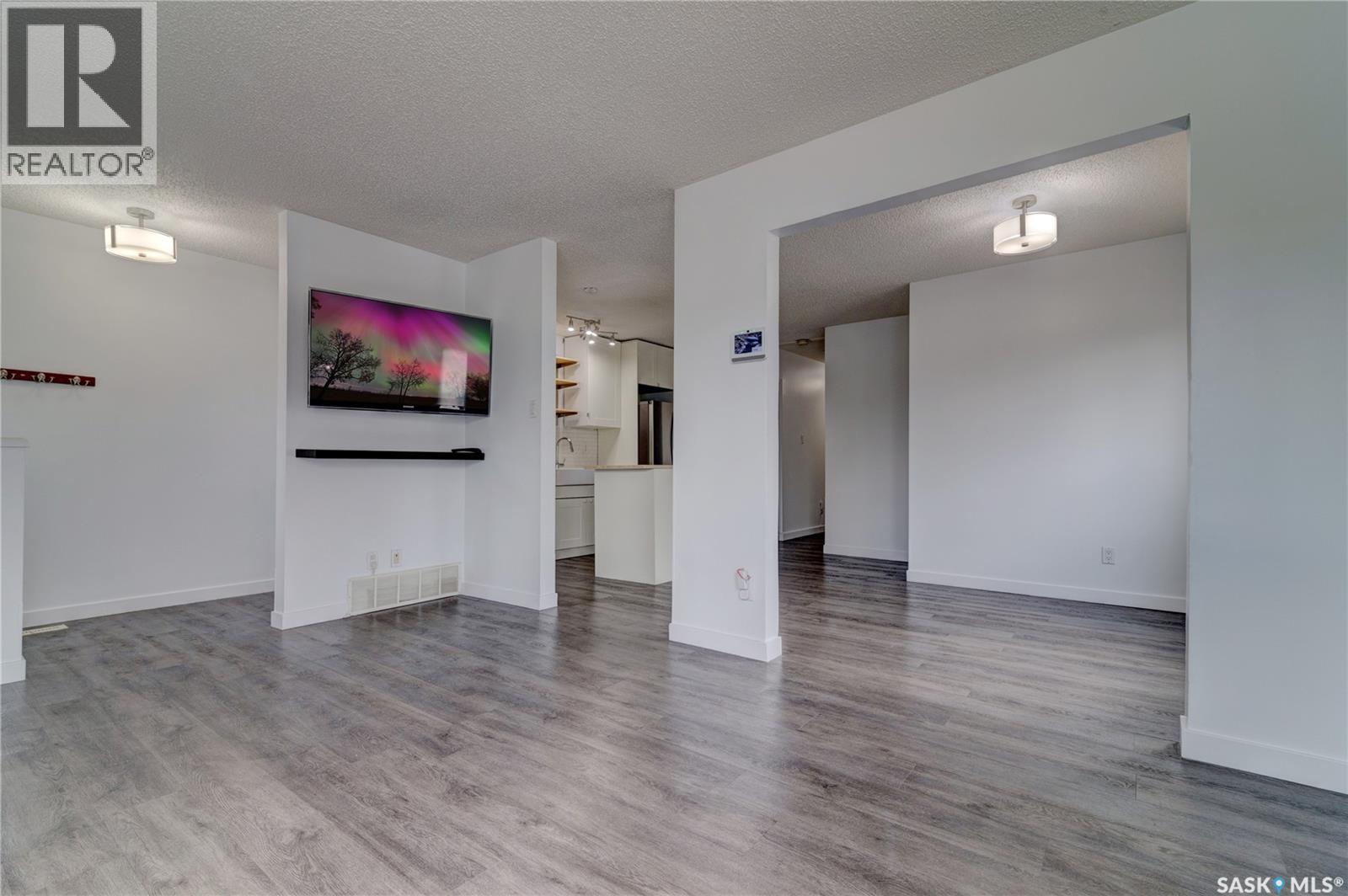 3 HUNT CRESCENT - 7