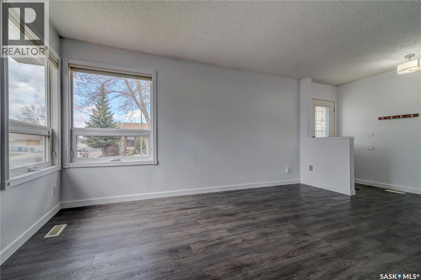 3 HUNT CRESCENT - 9