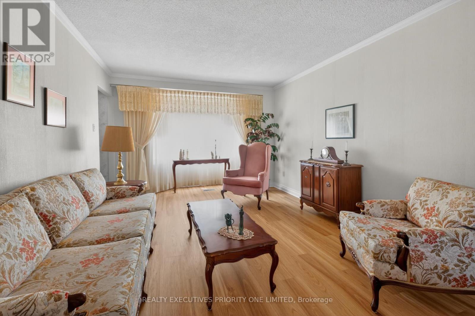 346 DARLINGTON CRESCENT - 4