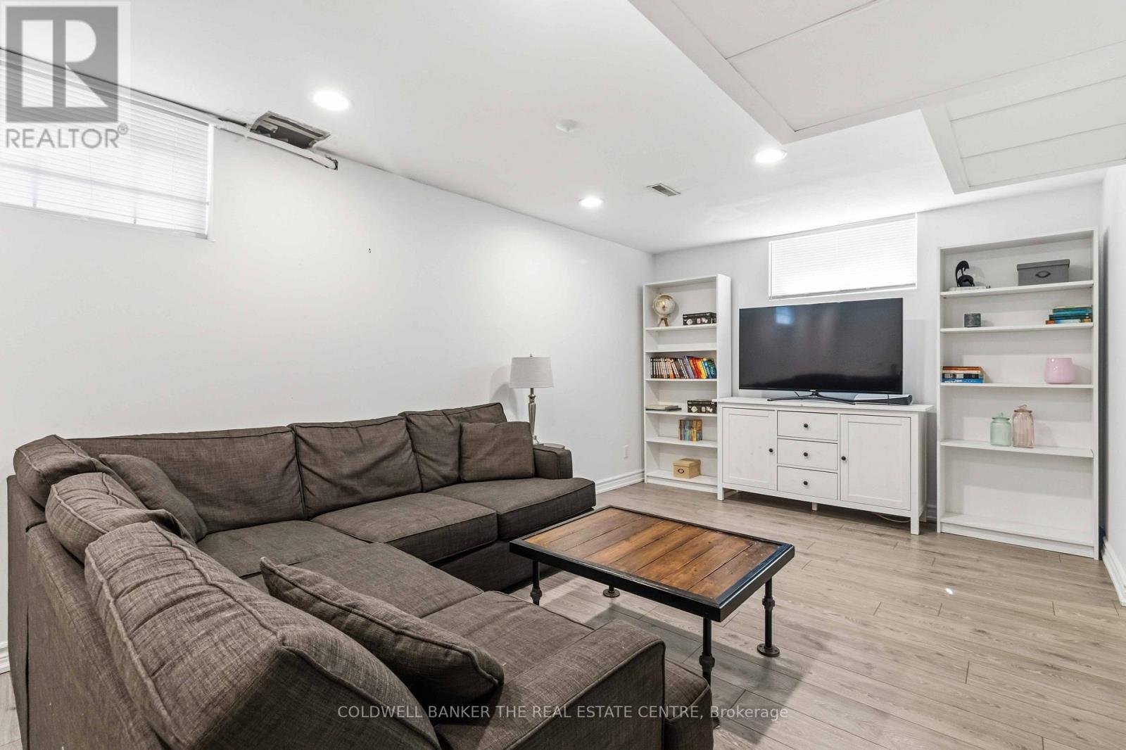 42 NEILOR CRESCENT - 40