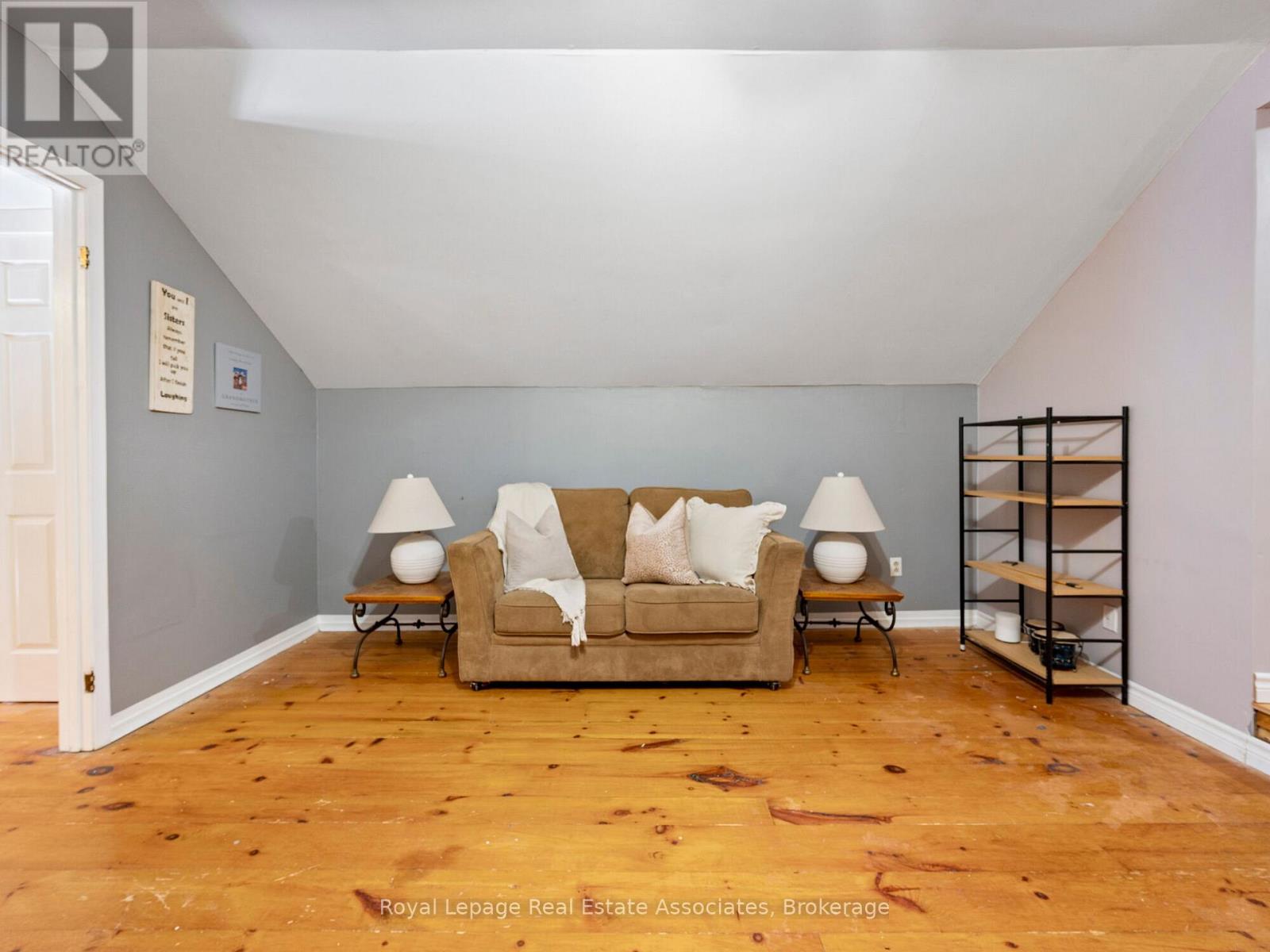 8 SCOTT CRESCENT - 21