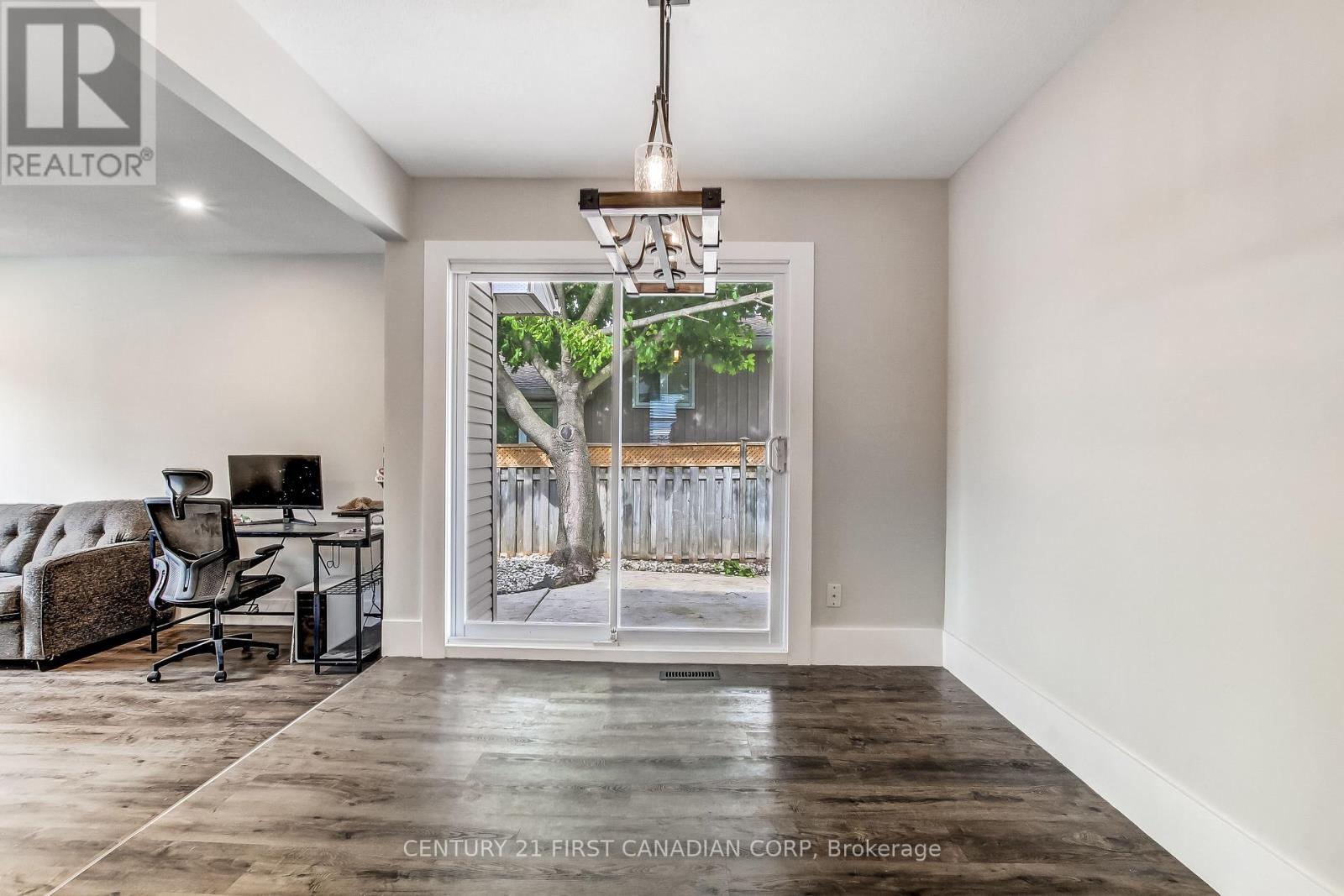 20 RENNY CRESCENT - 8