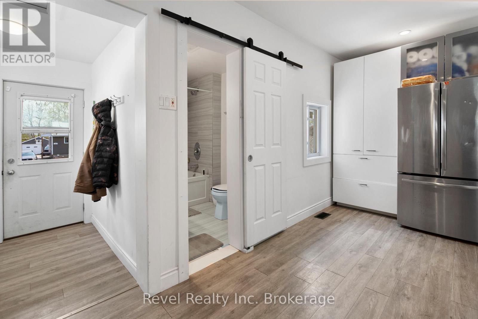 155 DUKE STREET W - 23