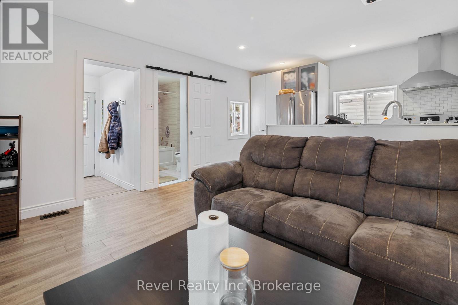 155 DUKE STREET W - 9