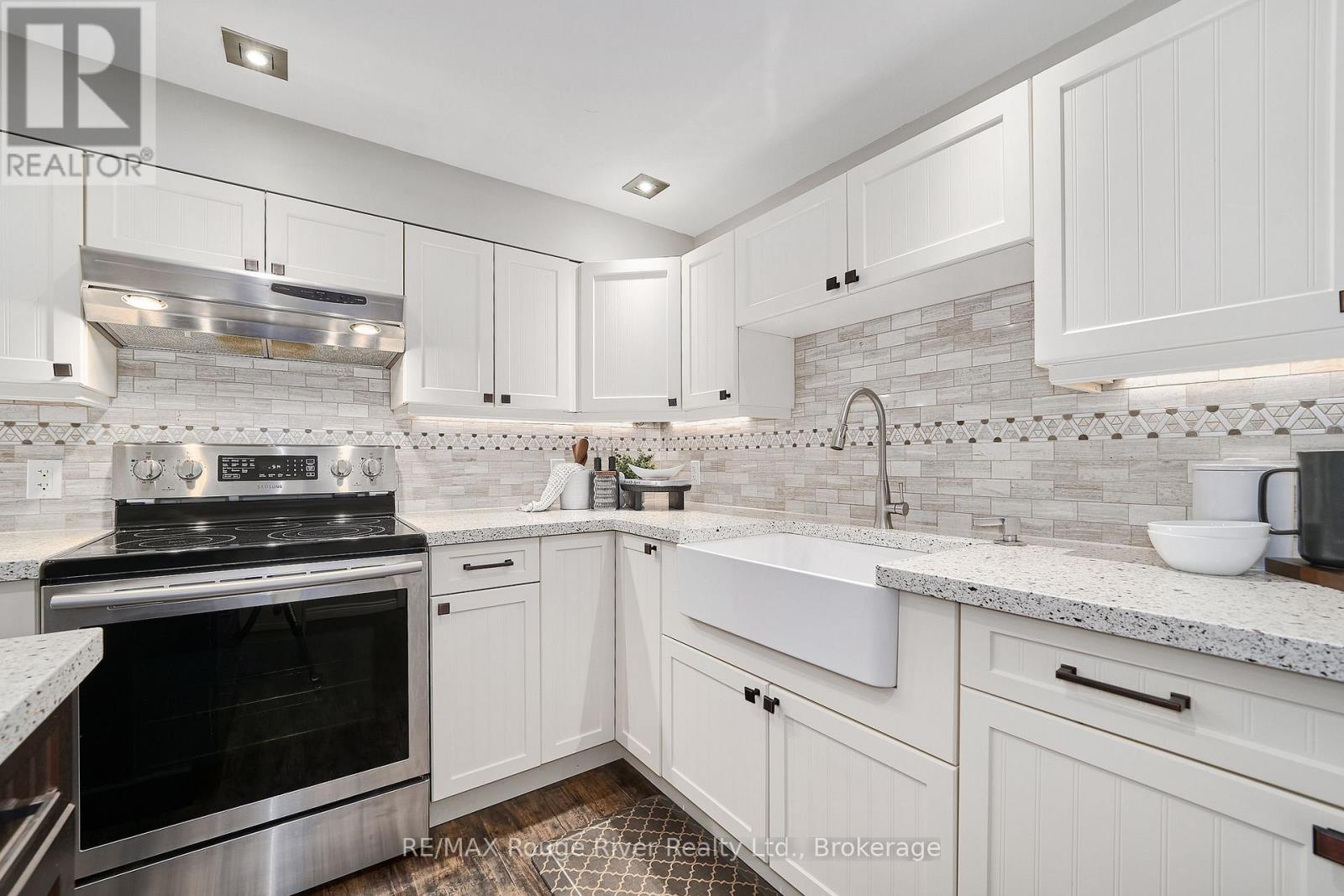 485 ELIZABETH STREET - 34