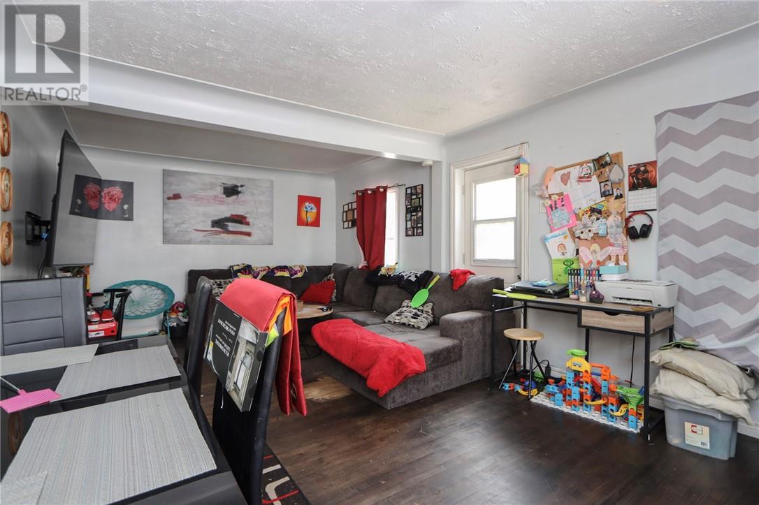 597 Kingsway - 16