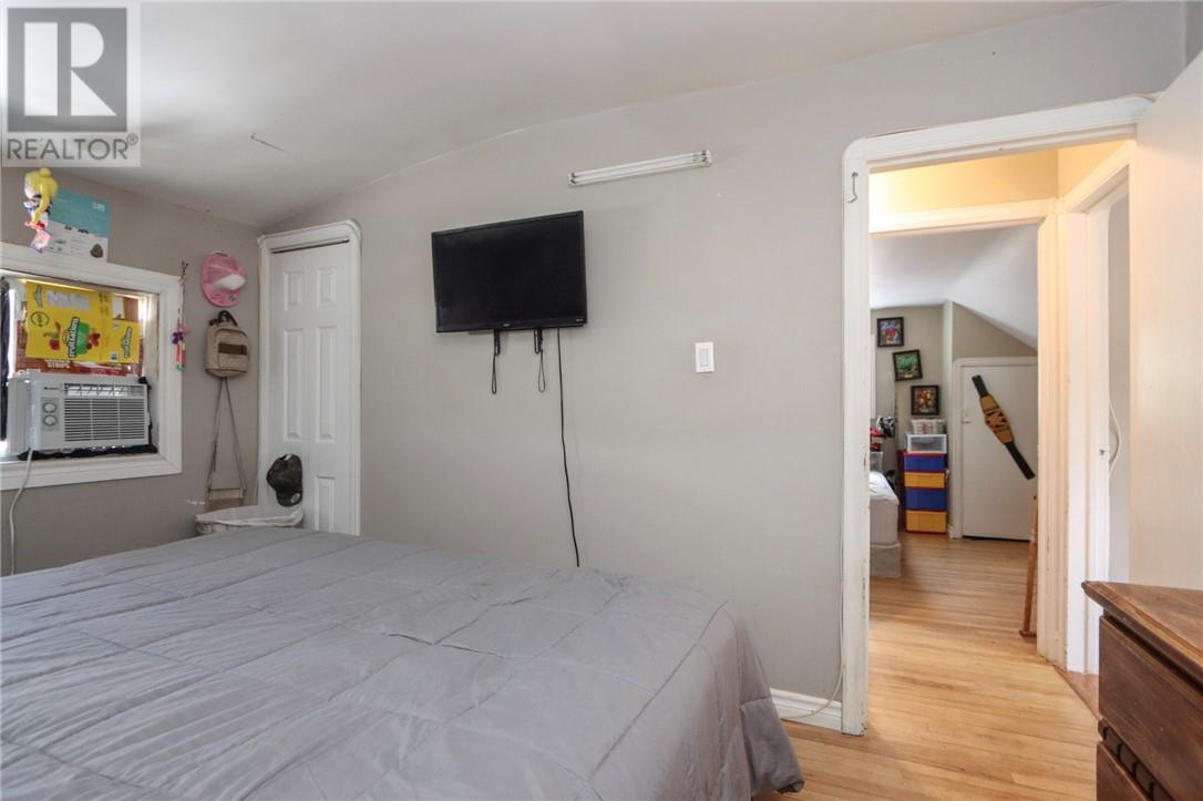597 Kingsway - 4