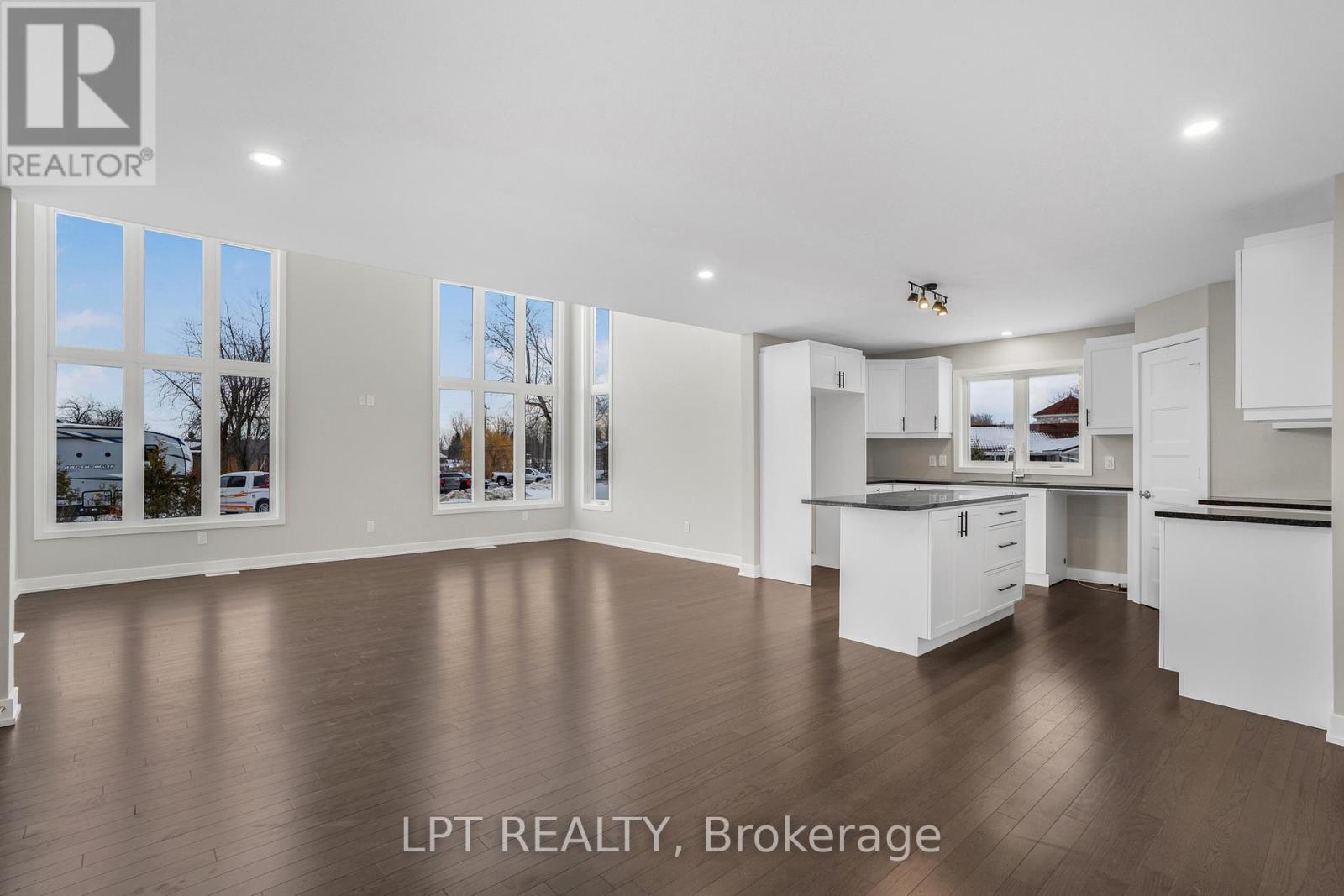 63 CHATEAUGUAY STREET - 10