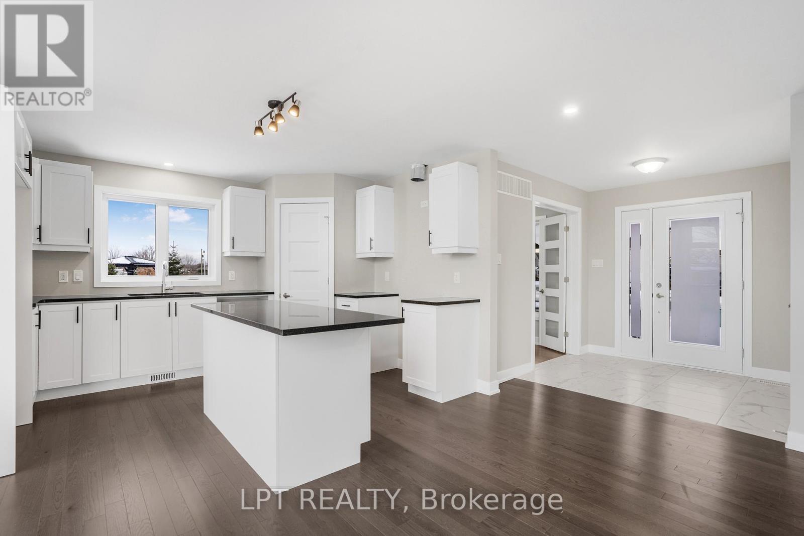 63 CHATEAUGUAY STREET - 7