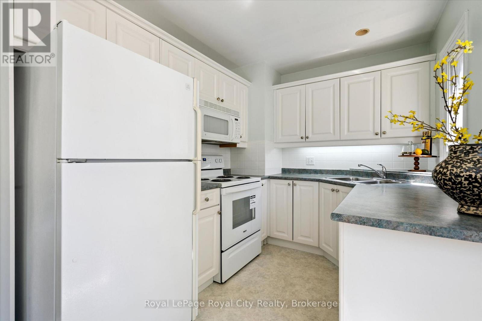 22 CHURCHILL CRESCENT E - 10