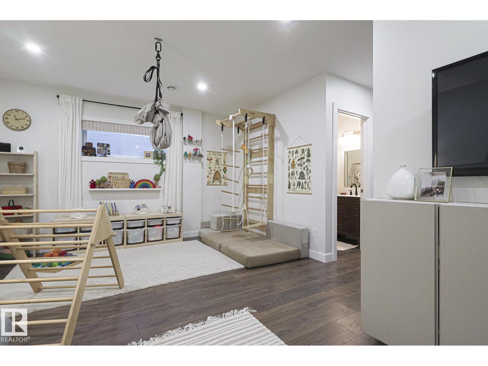 8952 218 ST NW - 44