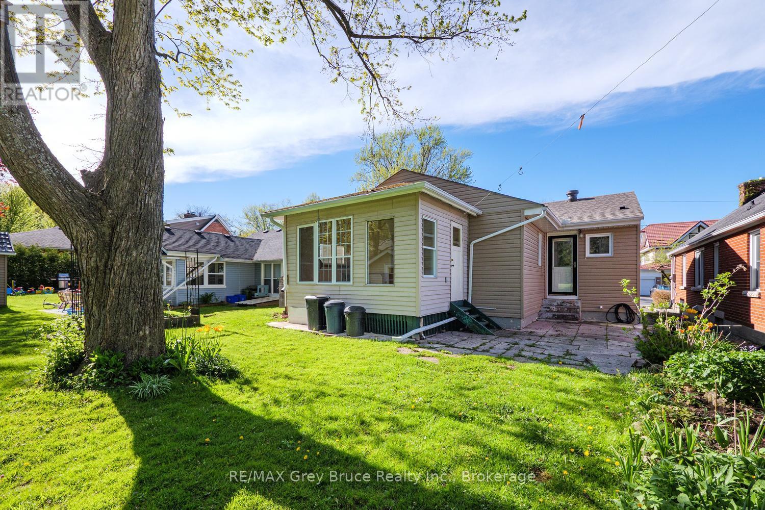129 3RD A STREET W - 37