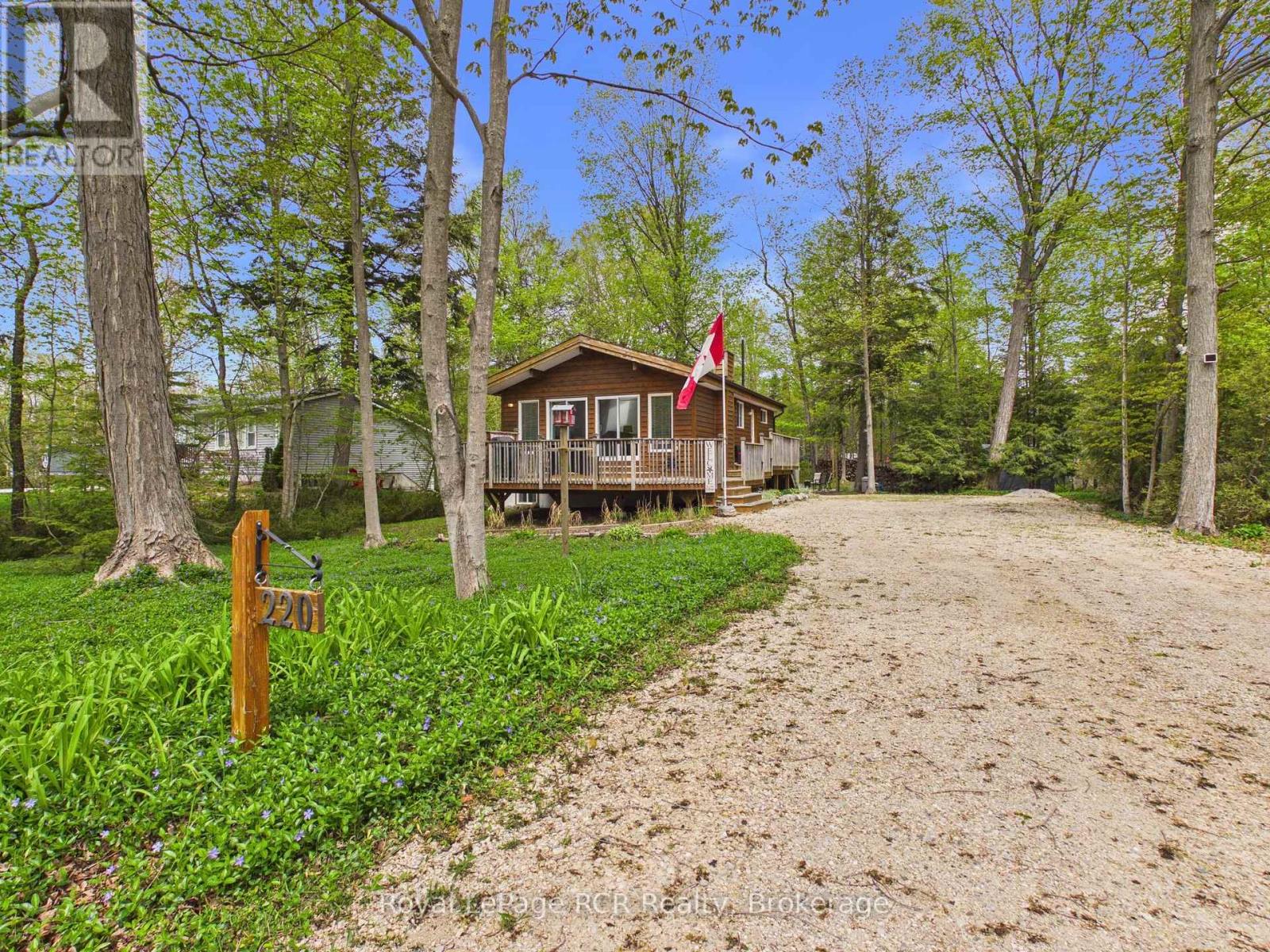 220 SHADYWOOD CRESCENT - 1