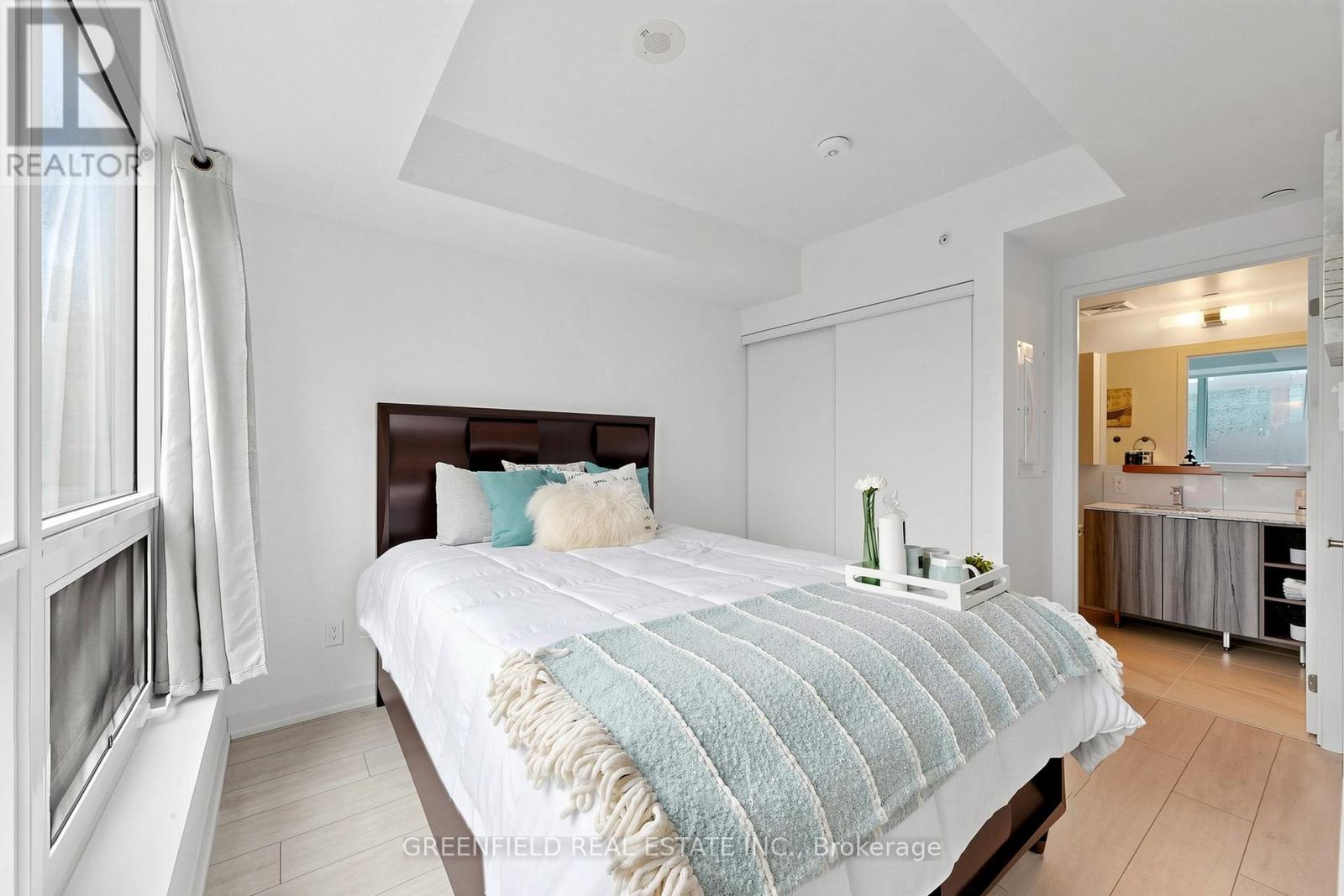 #333 31 TIPPETT ROAD - 19