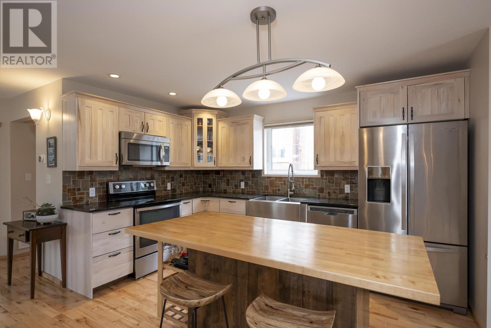 286 Van Horne ST - 4
