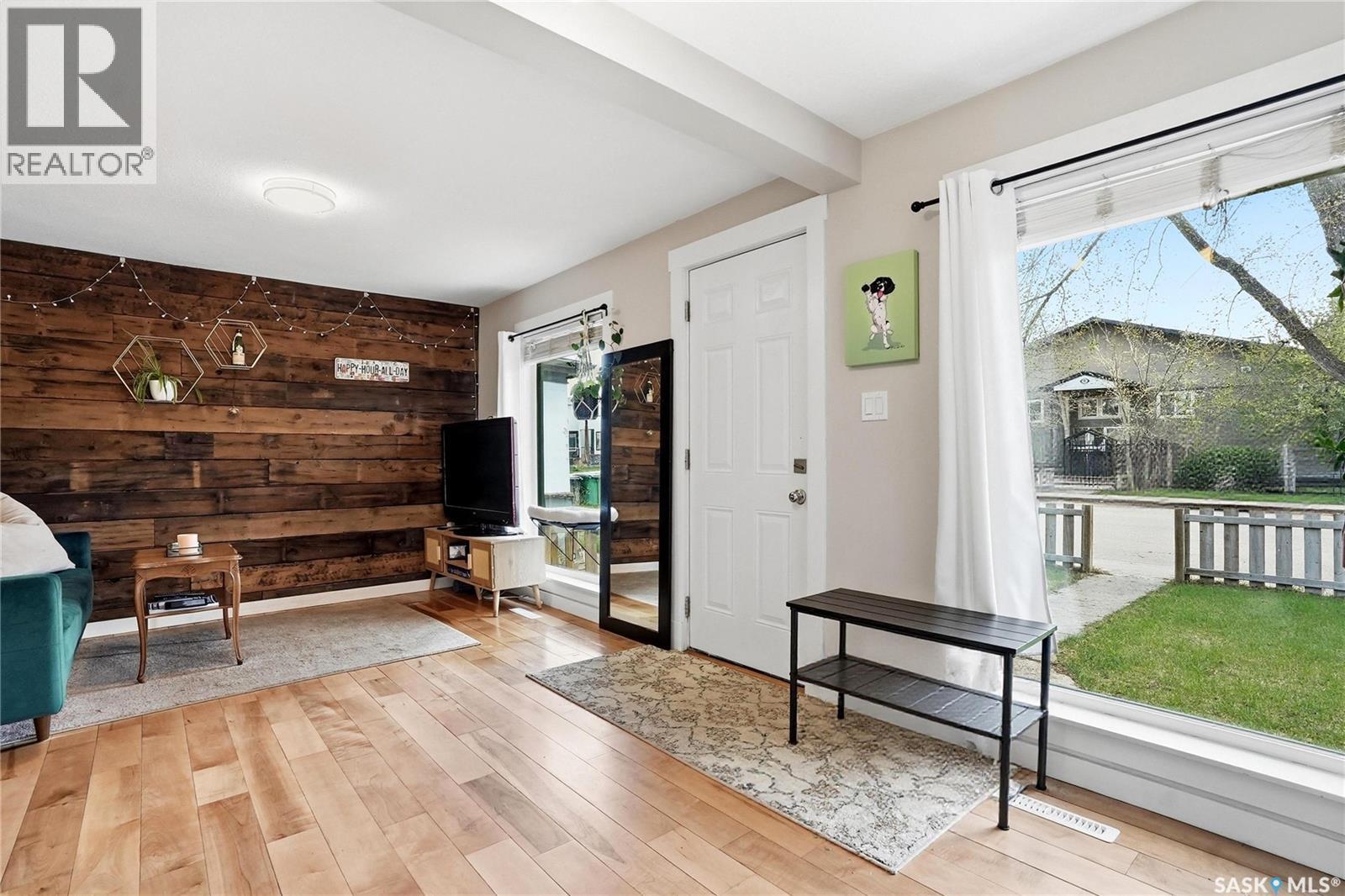 505 F AVENUE S - Image 2