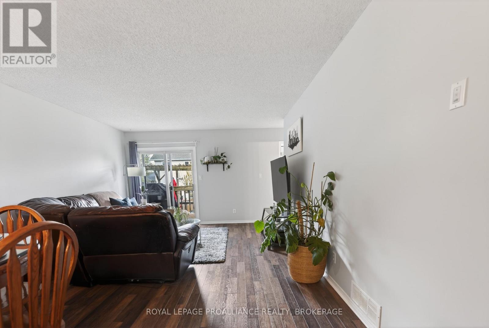 459 MAUREEN STREET - 10