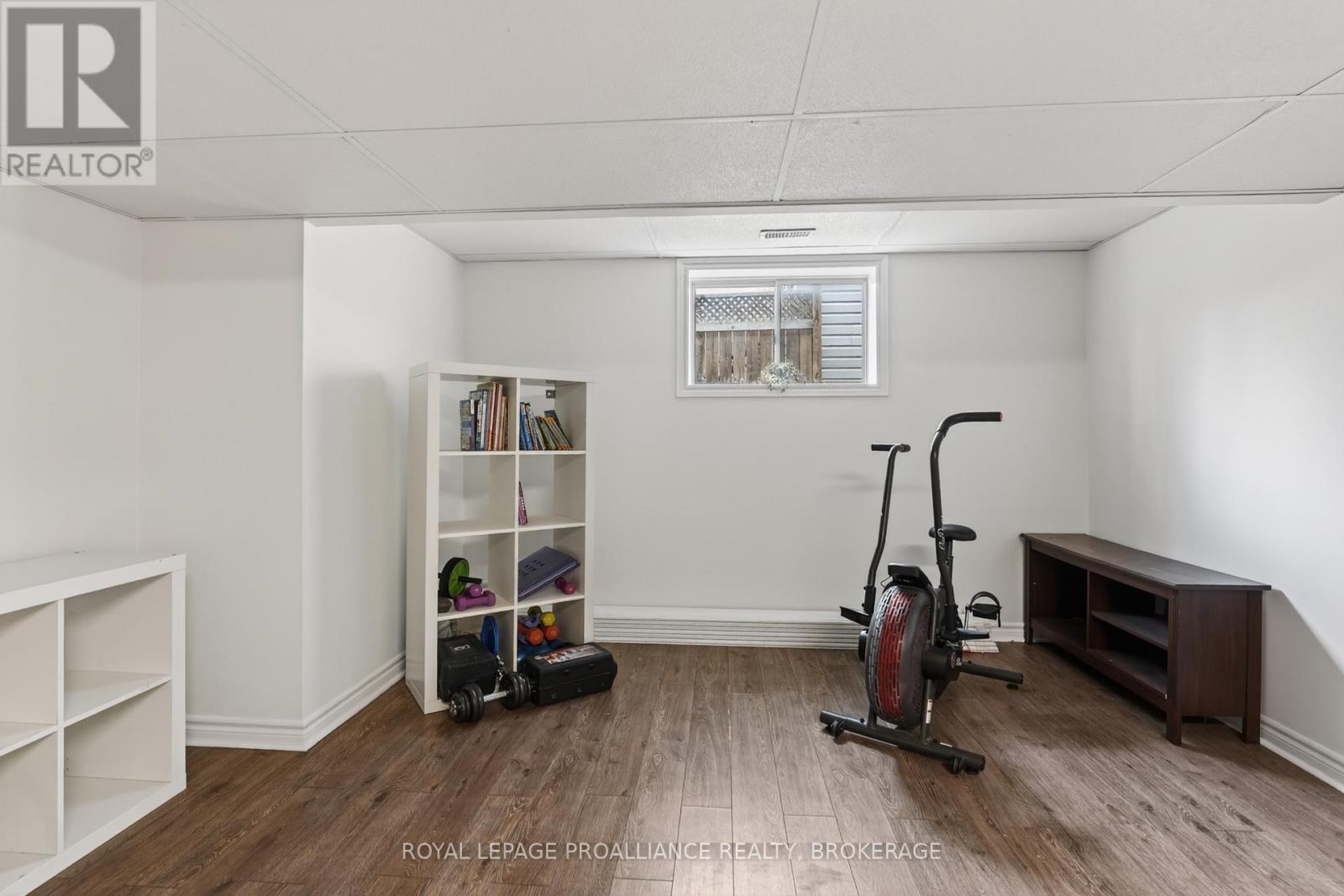 459 MAUREEN STREET - 32