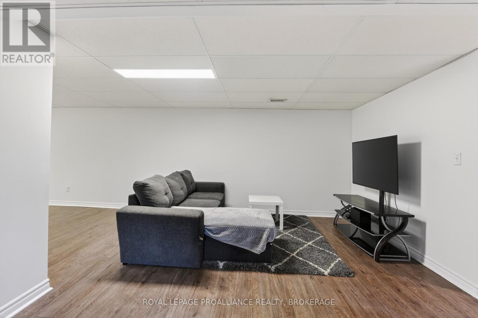 459 MAUREEN STREET - 35