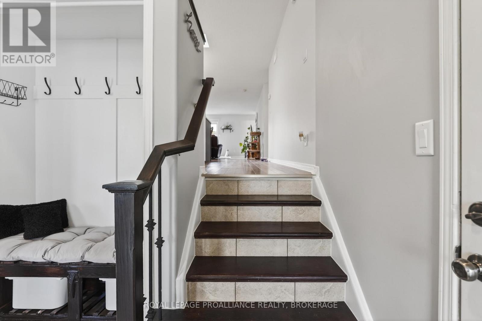 459 MAUREEN STREET - 4