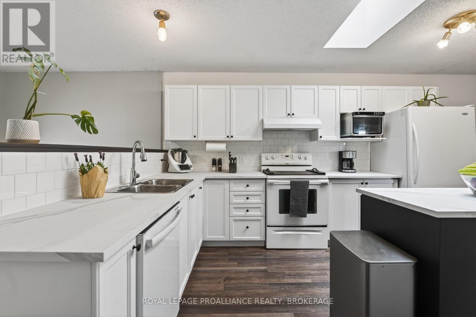 459 MAUREEN STREET - 7
