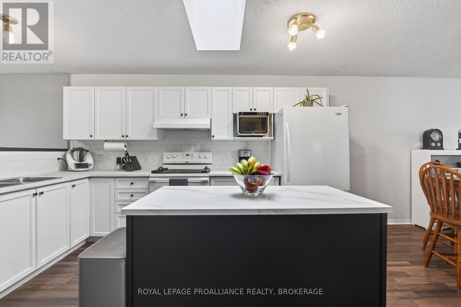 459 MAUREEN STREET - 8