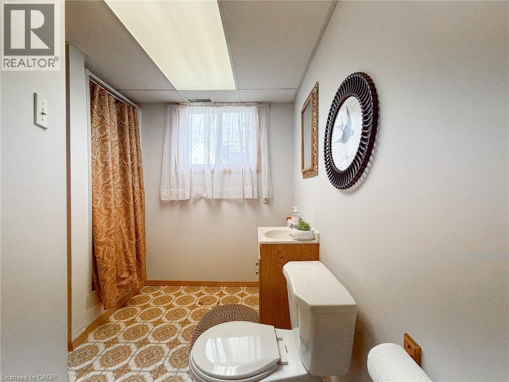 99 WELLINGTON Street - 32