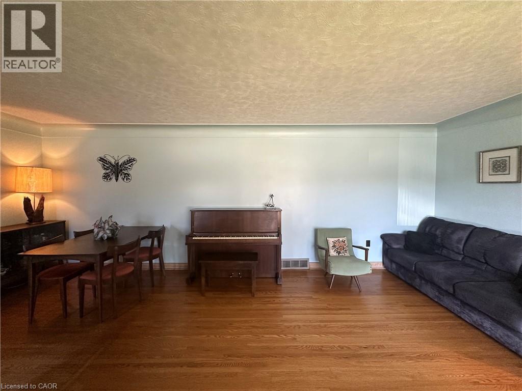 10 CHARLTON Crescent - 12
