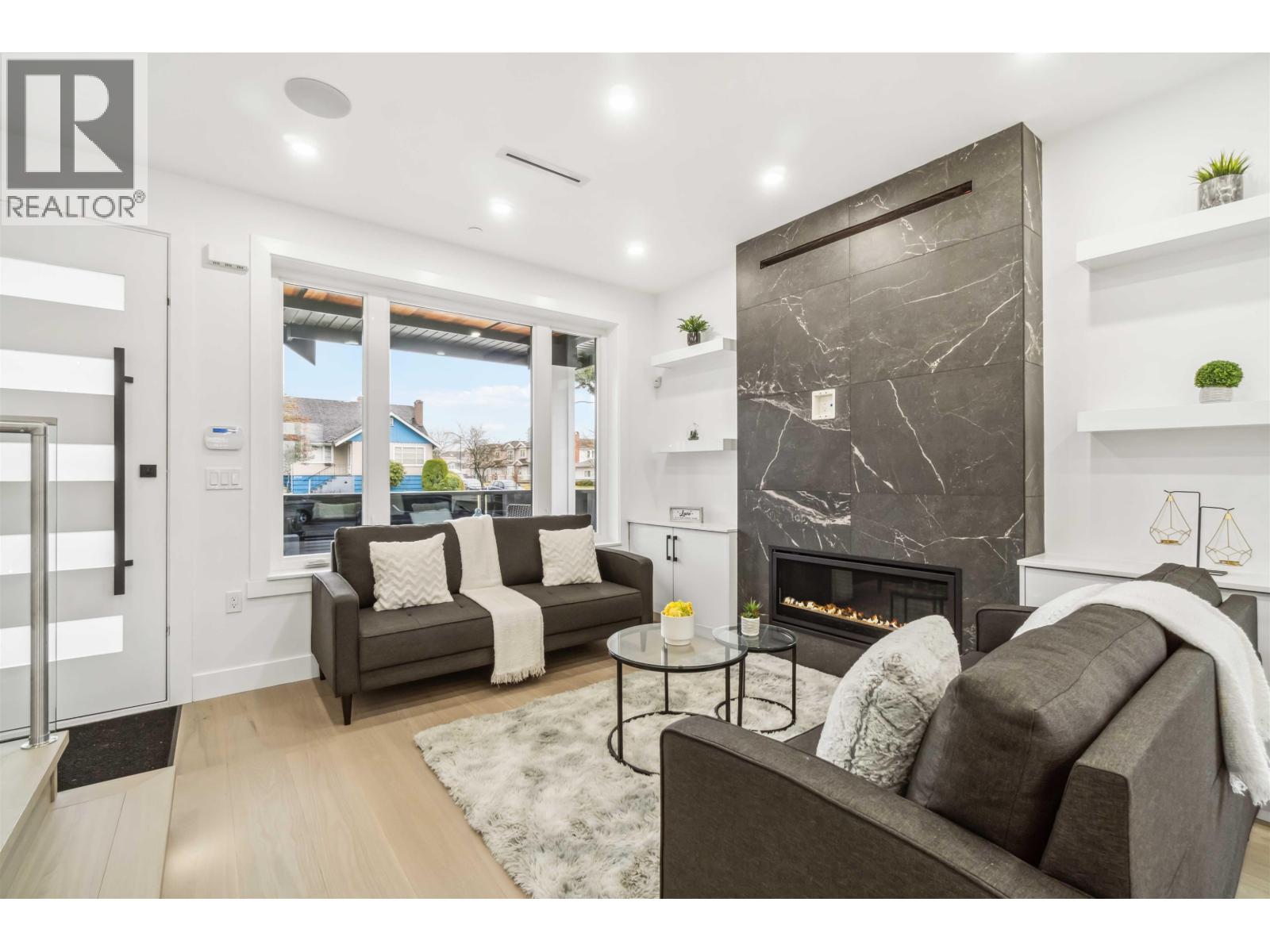 1 5737 CLARENDON Street - photo 2
