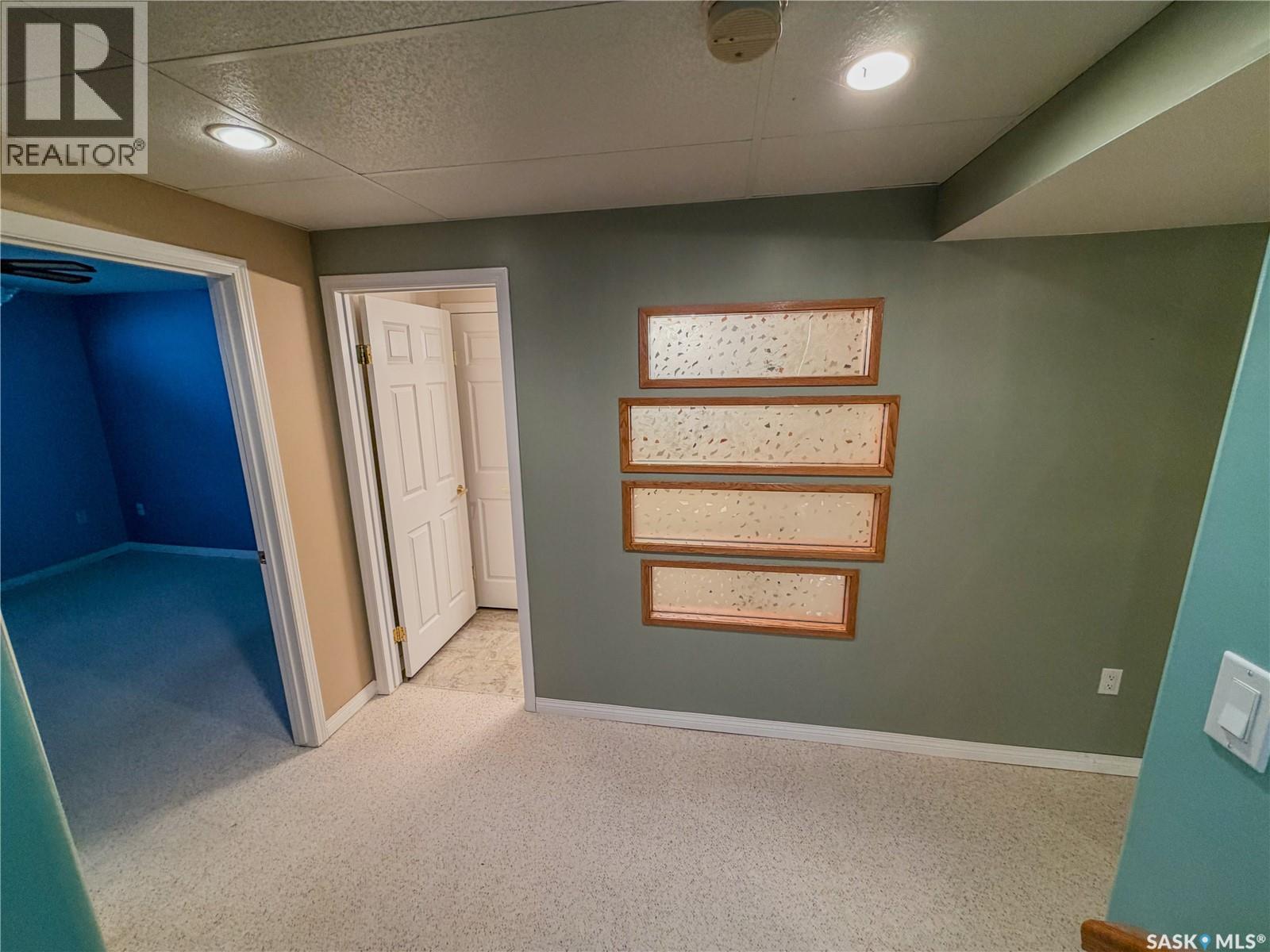 52 Russell DRIVE - 21