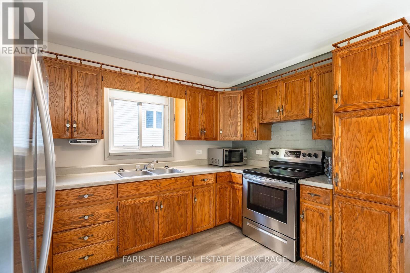 261 JAMES STREET E - 4