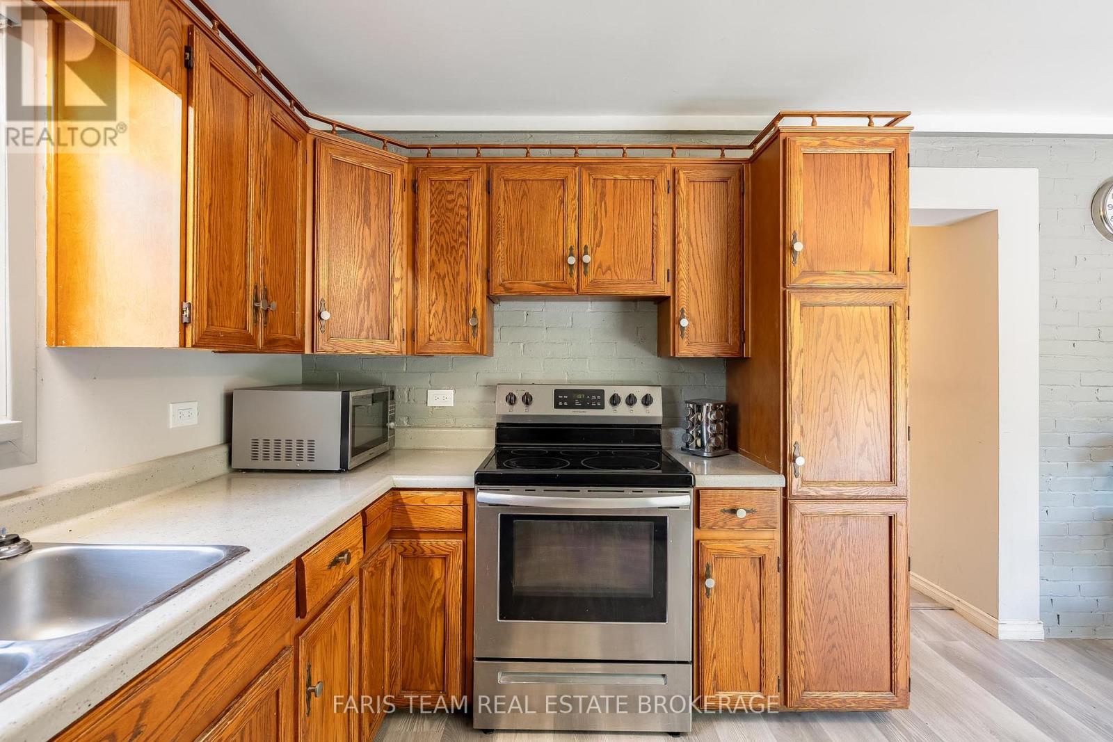 261 JAMES STREET E - 7