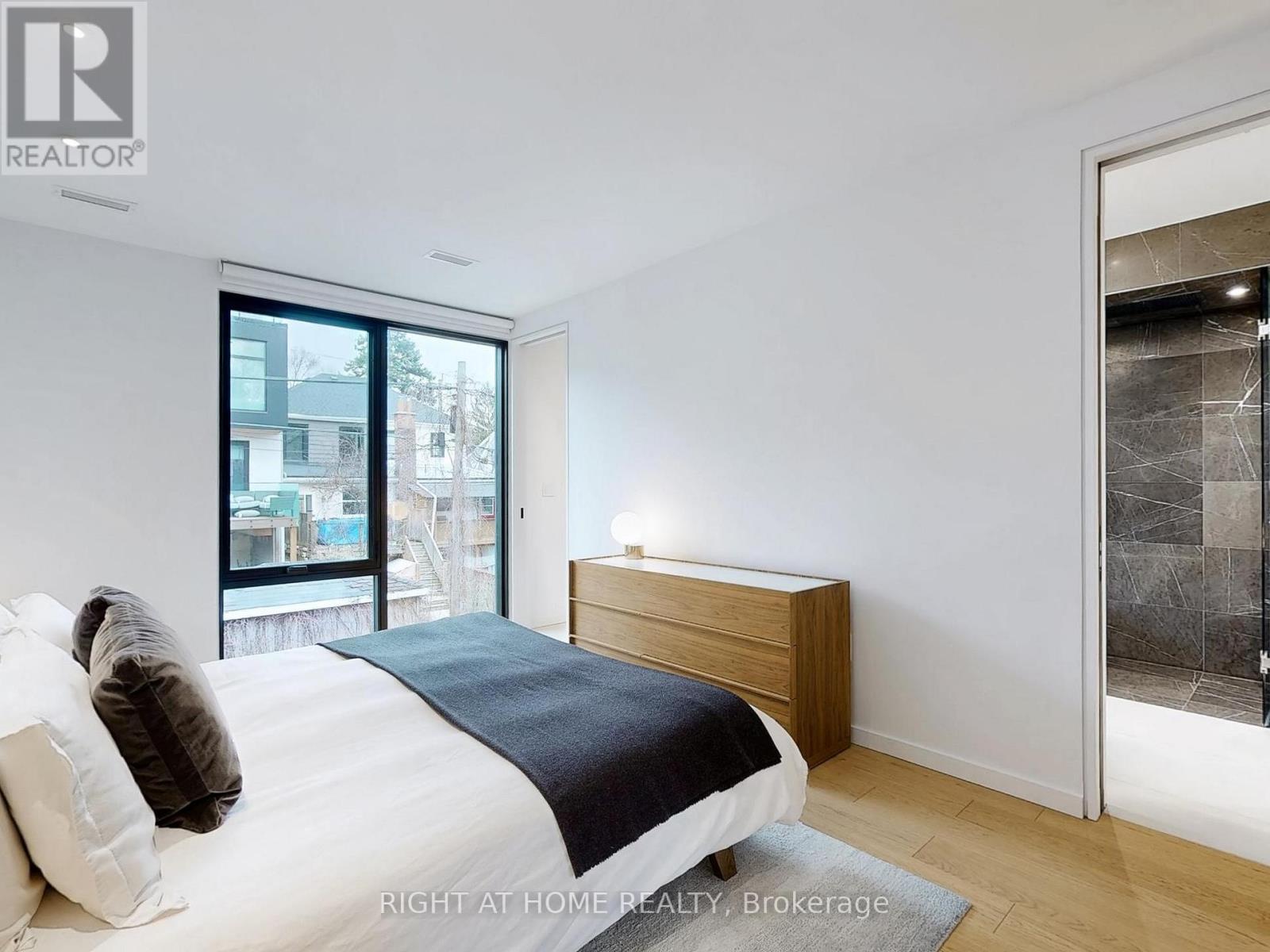15 DURIE STREET E - 12