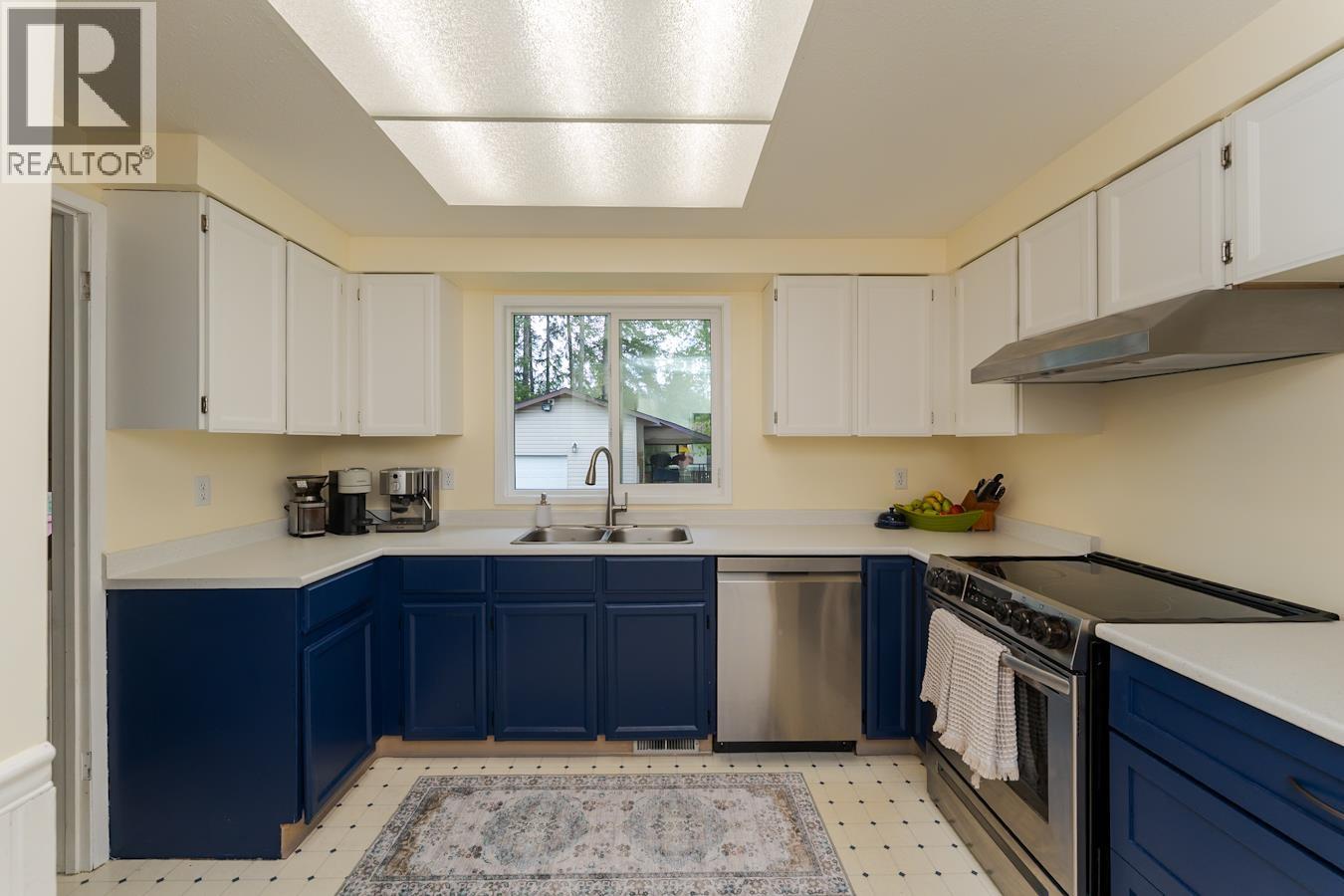 7864 LOYOLA CRESCENT - 9