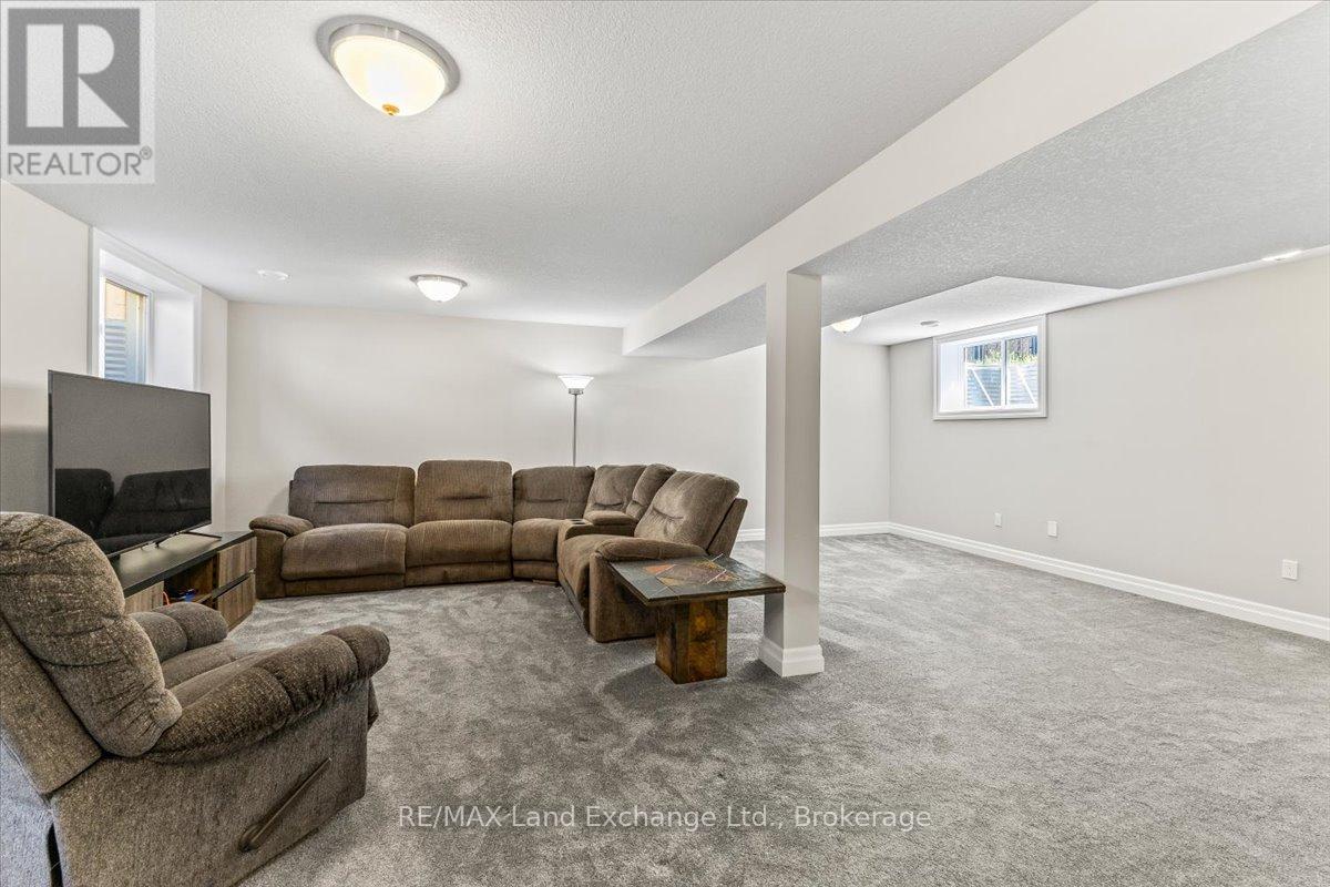 395 MARY ROSE AVENUE - 19