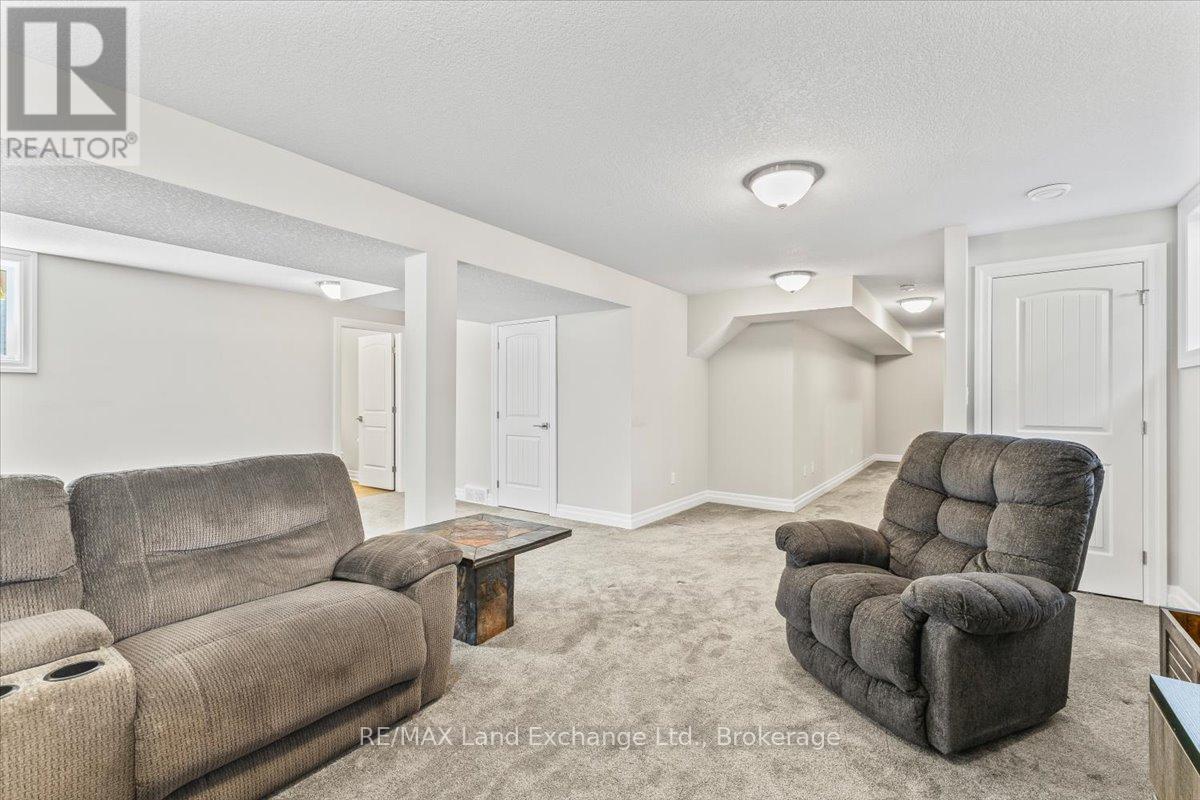395 MARY ROSE AVENUE - 20