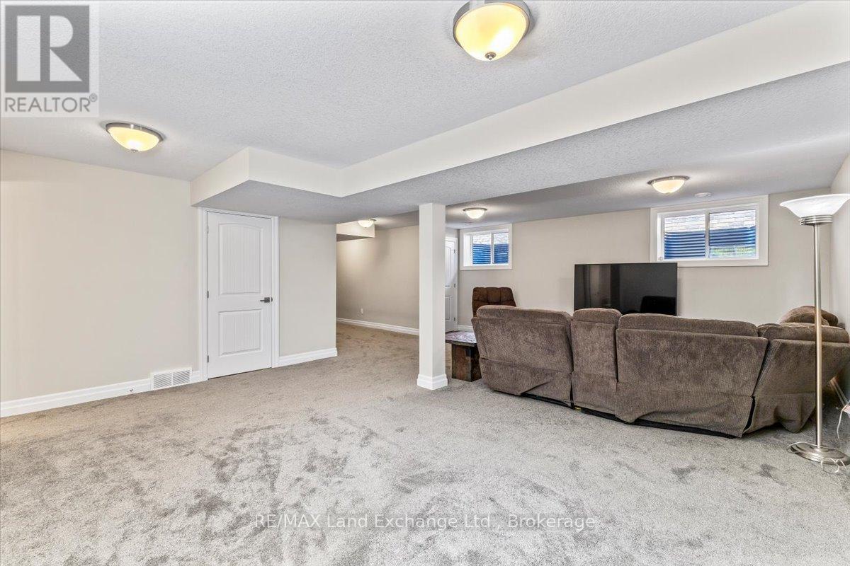 395 MARY ROSE AVENUE - 21