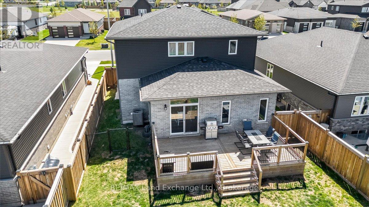 395 MARY ROSE AVENUE - 26