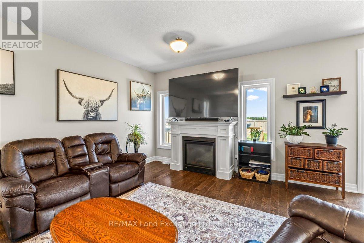 395 MARY ROSE AVENUE - 4
