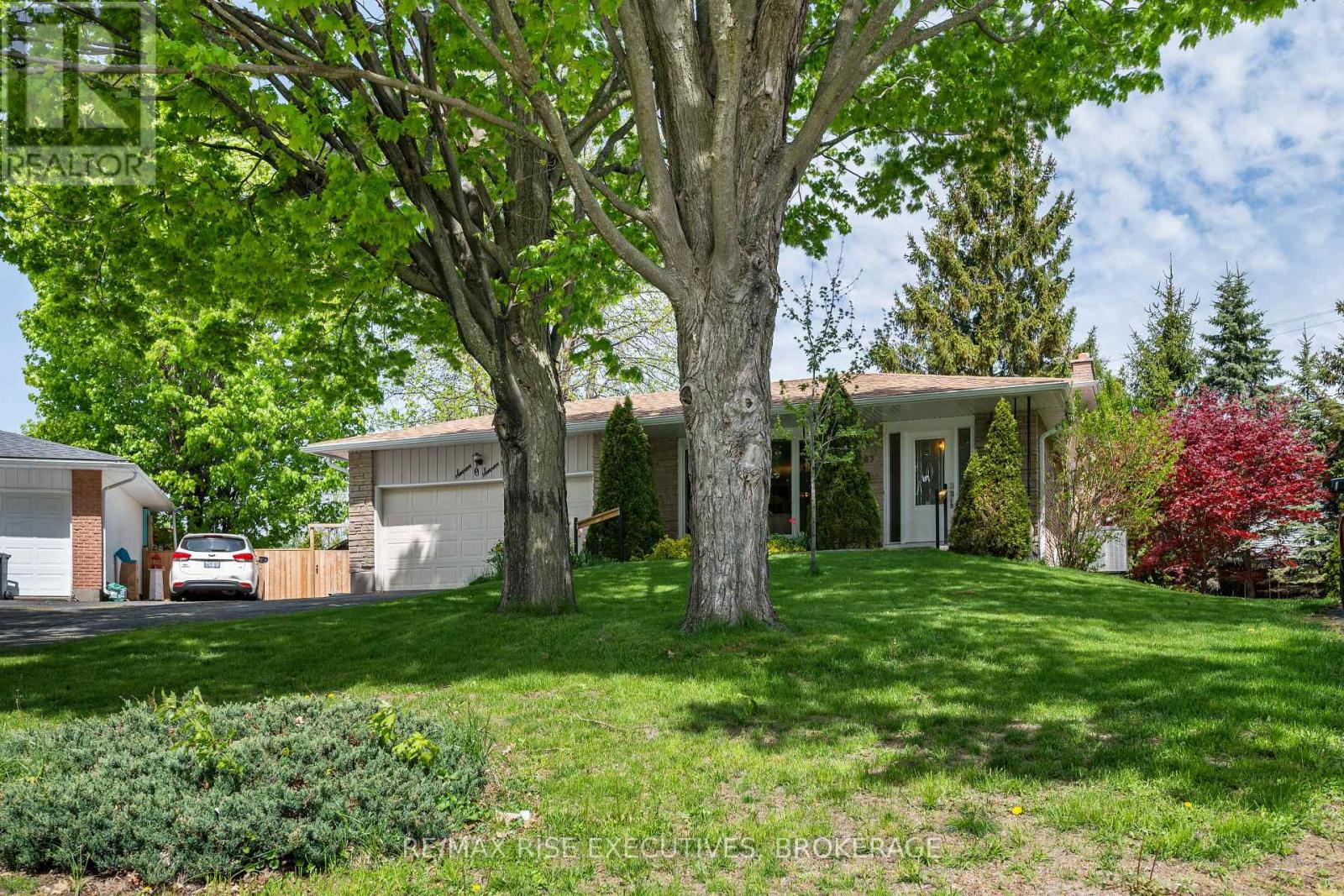 707 LAIDLAW CRESCENT - 2