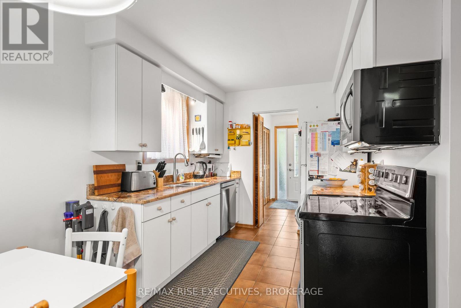 707 LAIDLAW CRESCENT - 8