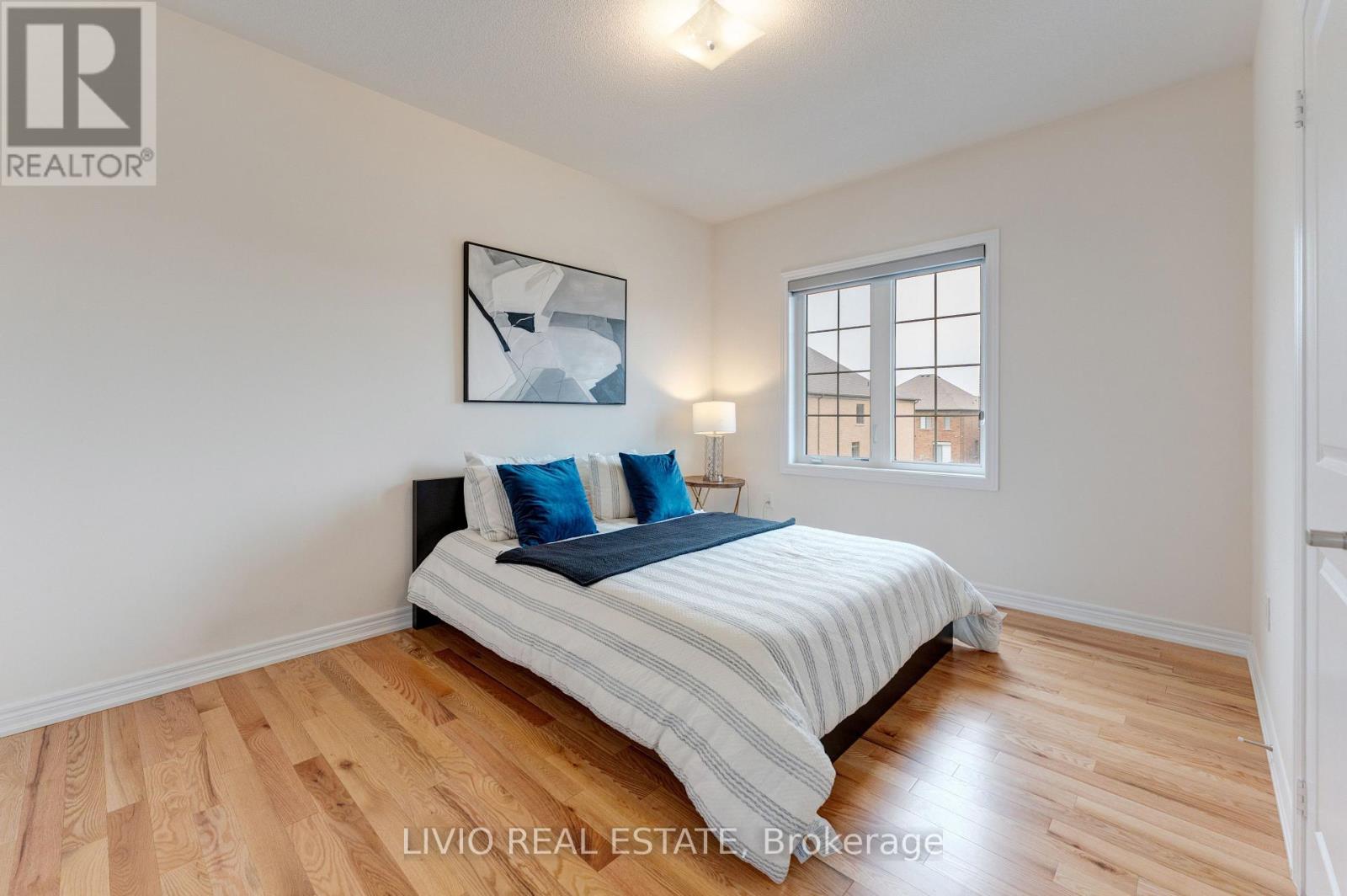 8 HOUSEFINCH AVENUE - 48