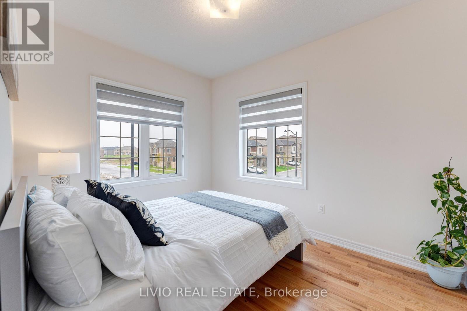 8 HOUSEFINCH AVENUE - 42
