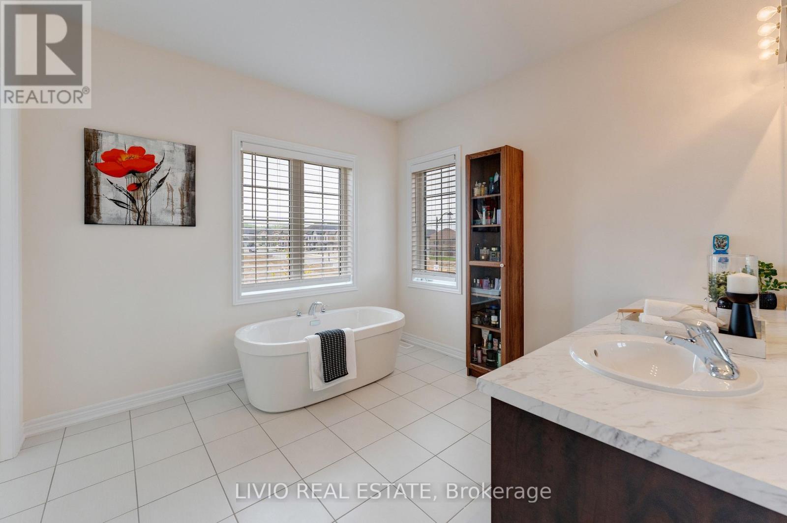 8 HOUSEFINCH AVENUE - 36