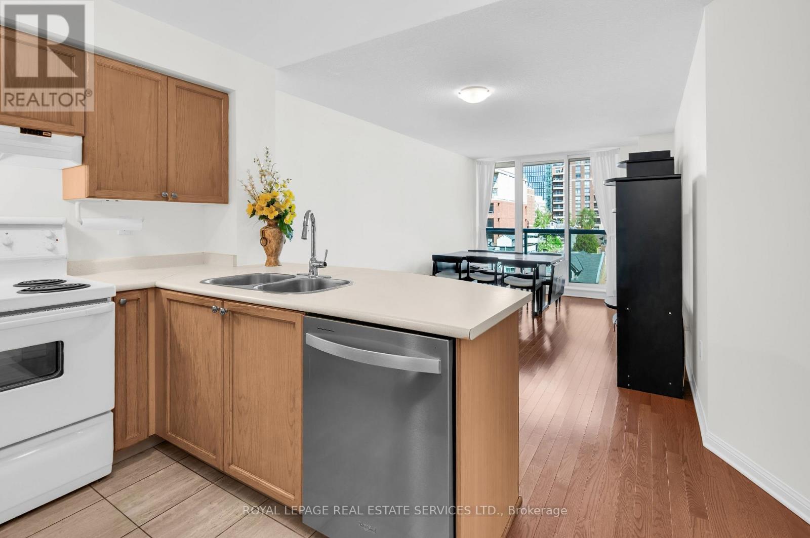 #704 109 FRONT STREET E - 11