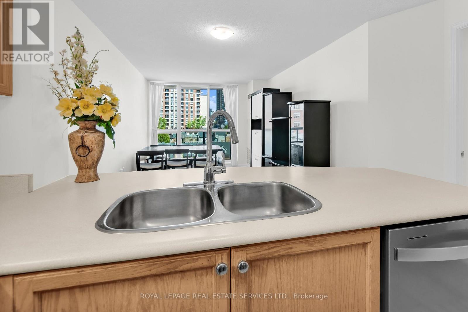 #704 109 FRONT STREET E - 14